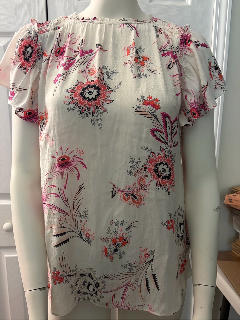 EUC Ann Taylor Floral Flutter Sleeve Blouse - Medium